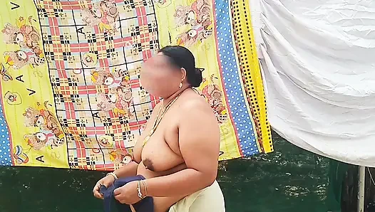 Geleneksel kerala tarzı giyinmiş yenge büyük seksi göğüslerini gösteriyor, üstsüz yürüyor