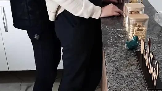 Üvey kız kahvaltı yaparken bile dinlenemiyor.