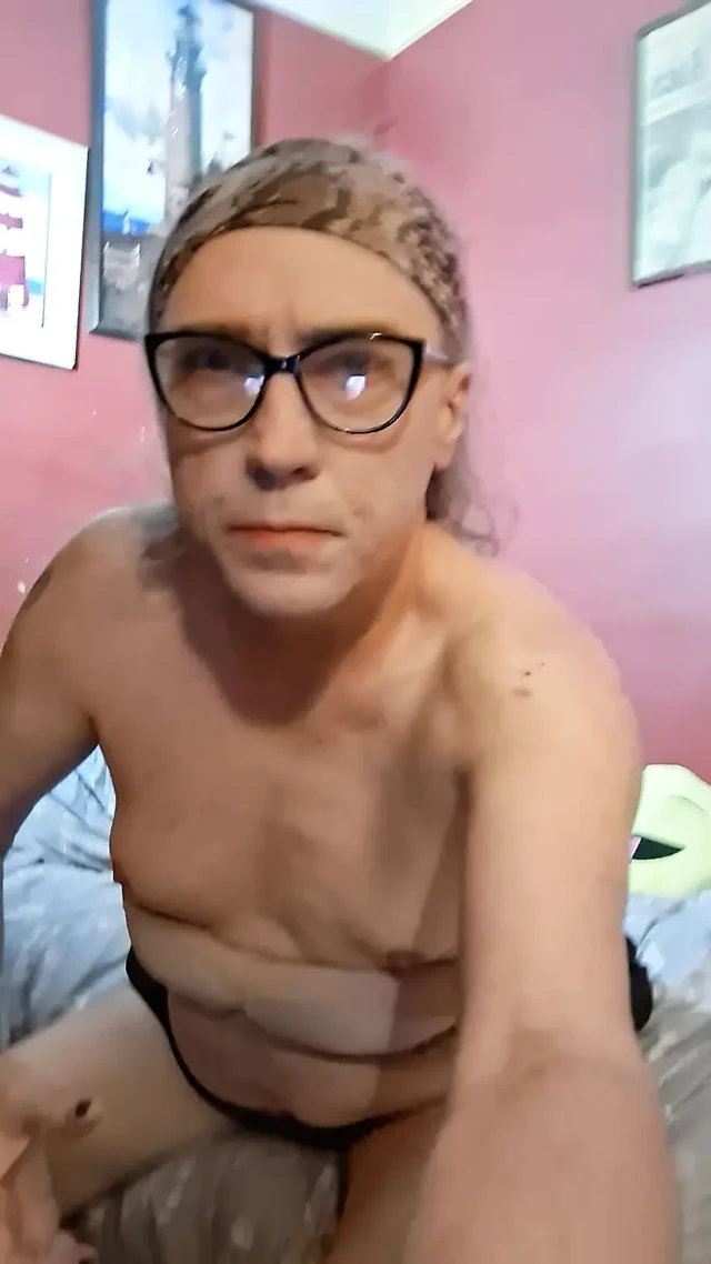 Yaşlı çirkin travesti soyunuyor ve kendini tatmin ediyor