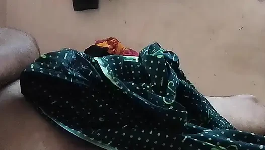 Hintli kız kocasının penisini ağzına sokuyor