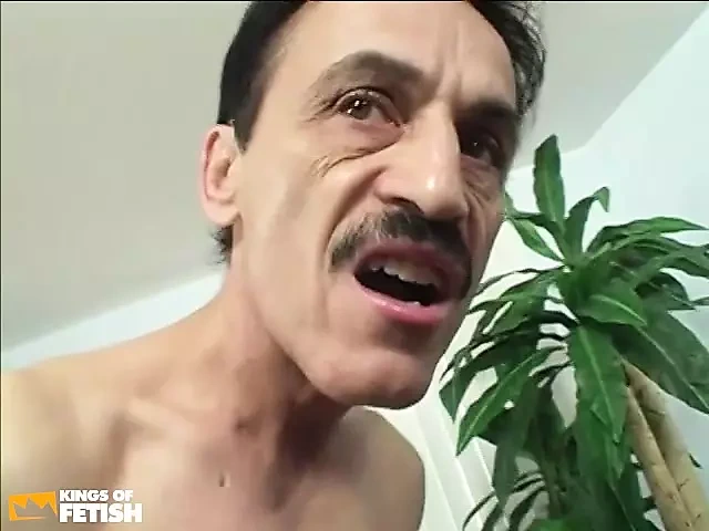 Asyalı genç kız sevgilisi ve üvey babası tarafından ağzını ve amını parçalıyor