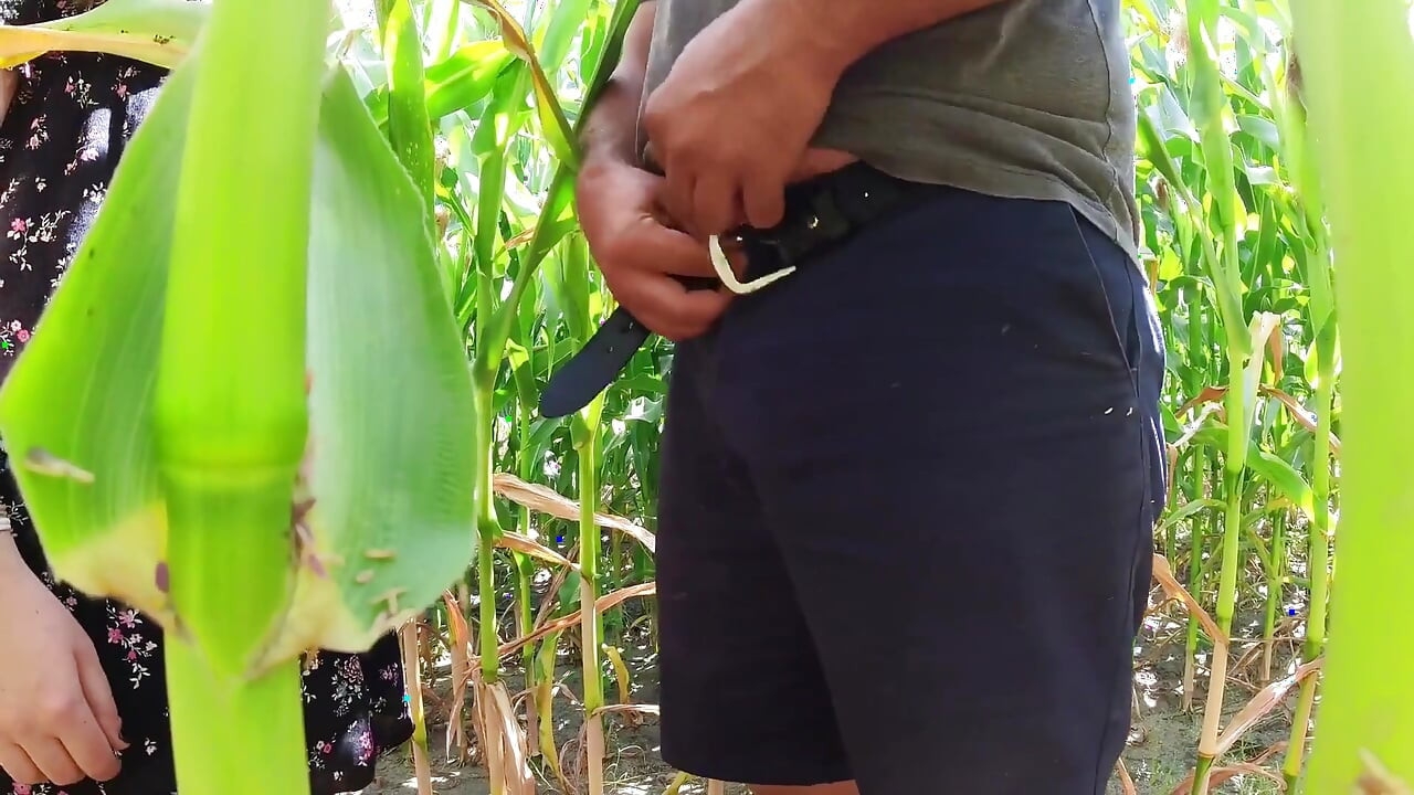 İlk kez mısır tarlasında 69 pozisyonunda ayakta durmayı deniyor ve beni boşaltıyor