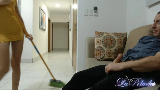 18 yaşındaki CFNM, yaşlı adam genç ve seksi temizlikçi kadını izliyor