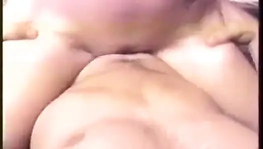 Seksi hatun büyük bir yarakla derinden penetrasyonlu sikişiyor