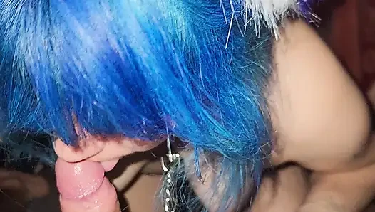 Neko kızı her şeyi emiyor