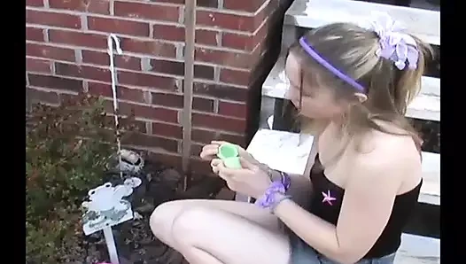 Baloncukları üflerken beni izleyebilirsin