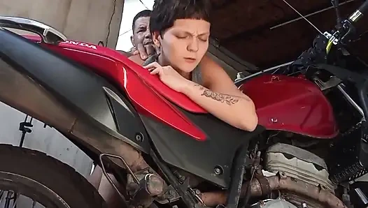 Eşim eşiyle televizyon izlerken garaja koydum