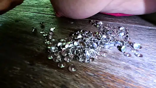 Göğüslerini parmaklıklara sok