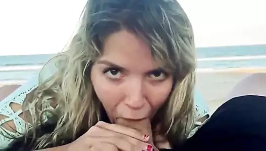 Şanslı adam plajda seks yapıyor