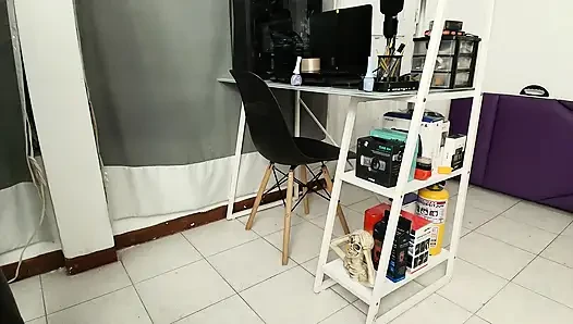 Ofis arkadaşım çok seksi oluyor beni ısıtıyor