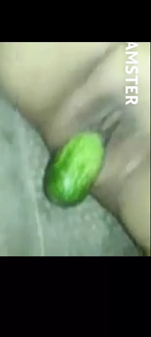 Malay kızlar salatalık ile oynuyor