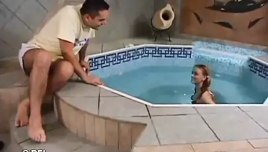 Ateşli sıska sürtük 2 sert adam tarafından yüzünün her yerine boşalıyor