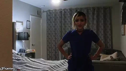 Azgın hemşire edepsiz yaşlı adamla sikişiyor