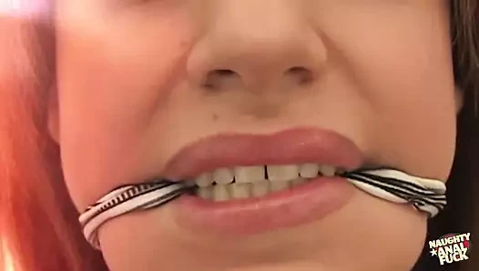 Esmer Mia Bangg sert anal seks yapmadan önce külotlu çorapını kaybediyor ve göt deliğini gevşetiyor