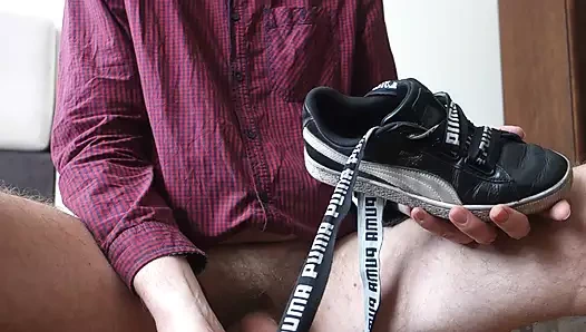 Puma Basket ayakkabılarıyla sikişiyorum.