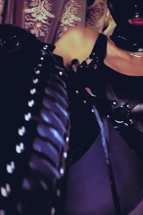 Eva lateks maskeli çizmeler topuklu sahibe tanrıça fetişi sapık orta yaşlı seksi kadın lateks çoraplı memeler tek başına