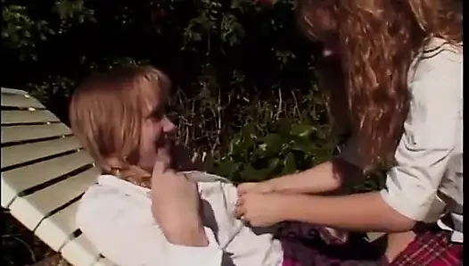 Yaramaz genç lezbiyenler açık havada sikişiyor