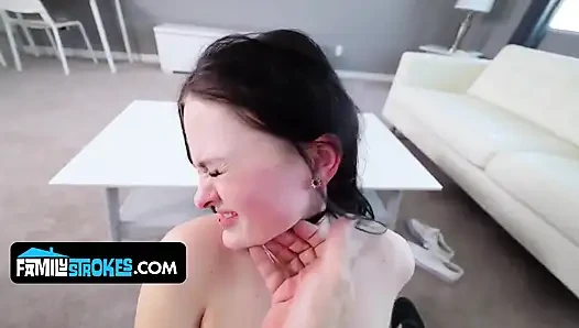 Üvey erkek kardeş kötü kız Imani sırılsıklam olana ve yarak için yalvarana kadar şaplak atıyor