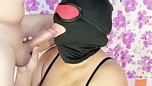Azgın desi Hintli anne gırtlağına kadar alıyor ve göte tapıyor