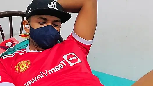 Büyük yarak mastürbasyon yapıyor