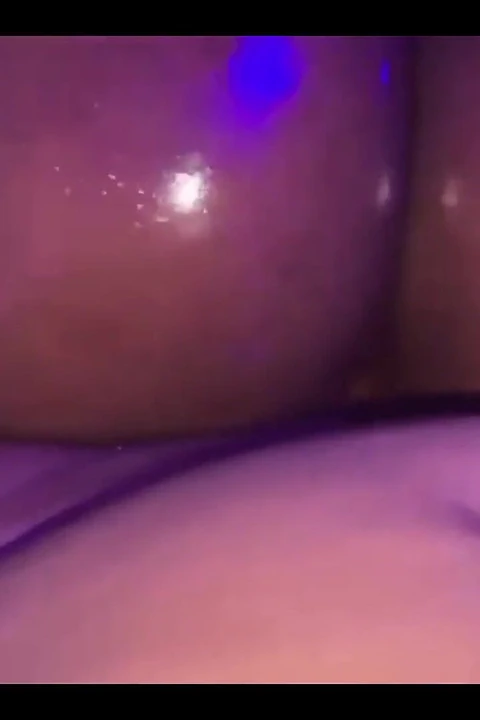 Aynı gün 2 arkadaşımı siktim - azgın olduğunda beni baştan çıkarmam için çıplaklar gönderiyor