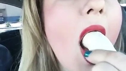 beni baştan çıkarmaya çalışıyor