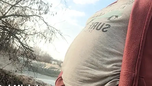 Nehir kenarında küçük yarağımı sıvazlıyorum - neredeyse yakalanıyordum!