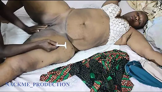 Onu tıraş ettikten sonra Queen_vusi amcığını yalıyorum