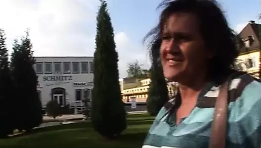 Büyük Alman kadın arabada takılı olmaktan hoşlanıyor