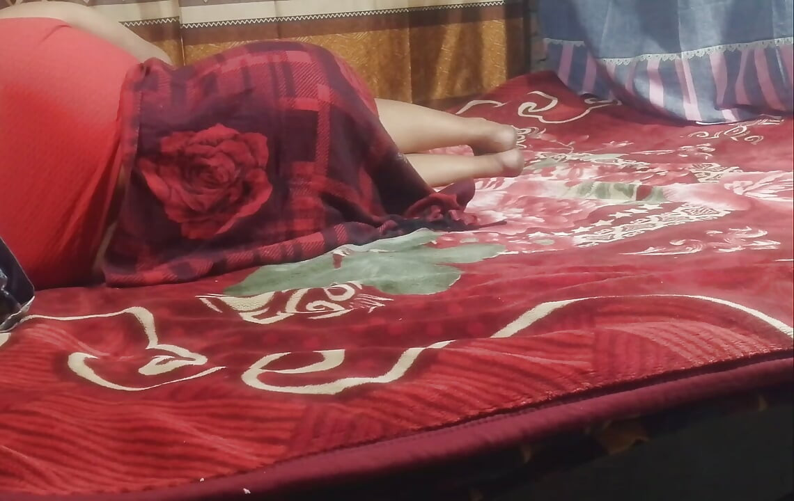 Komşumun güzel karısını odada yalnız buldum ve onu anal pozisyonda siktim