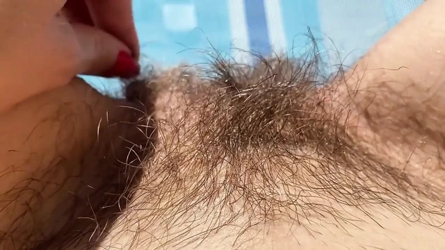 Çıplak güneşlenen açık havada kıllı amcık