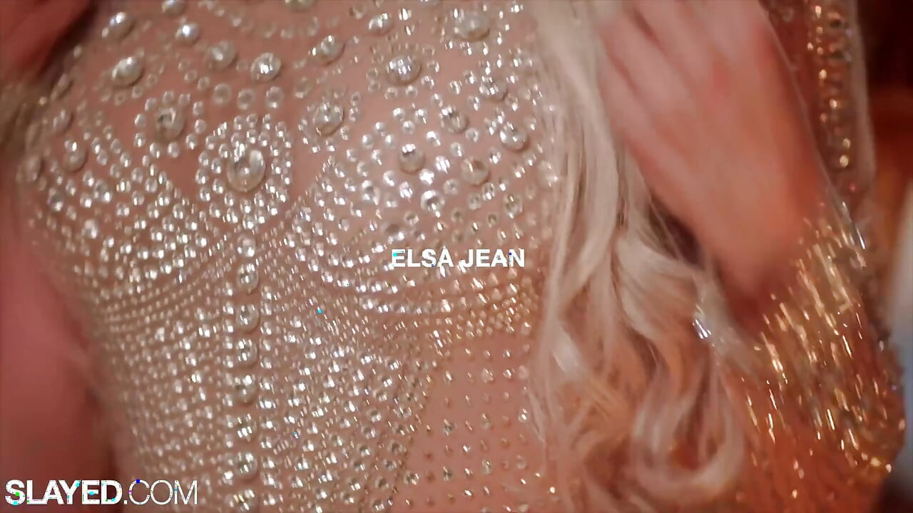 Elsa Jean'in mükemmel amcık dudaklarını allie nicole ile sikiyor