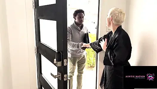 İşadamı geliyor beni sikiyor