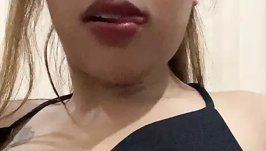 Zıplıyorum, göğüslerimi sallıyorum ve muhteşem genç Asyalı mükemmel vücudumu gösteriyorum