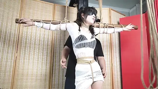 Xr32- kızı haça bağlayın