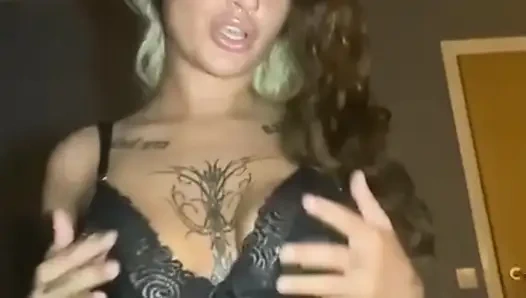 Azgın bakire götlü genç kız kendini sert sikiyor