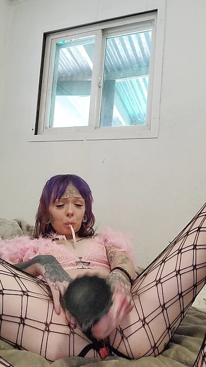 Ejderha dildo ile esneme
