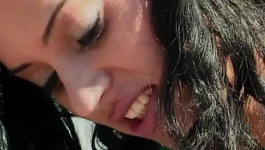 Güzel lezbo bebek azgın kız arkadaşı tarafından yalanıyor