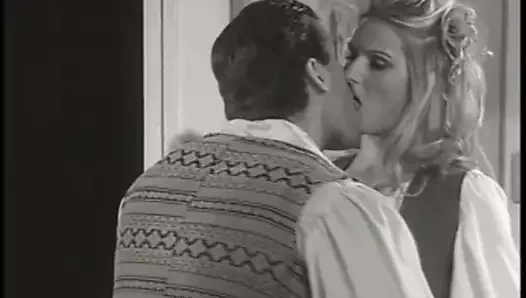 Seksi sarışın sürmek bir büyük horoz ile ona sıkı kedi