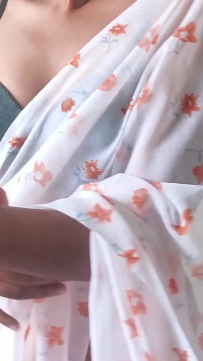 18 yaşındaki didi seksi sari giyiyor ve amcık kıllarını gösteriyor | Klip 1