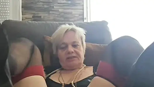 Seksi bir üvey anne vajinasını ve büyük götünü okşuyor