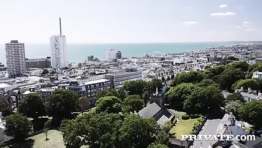 Shay London ve Chelsea Ellis nefes kesici ırklararası üçlü grup sekste şanslı bir delikanlıyı paylaşıyor