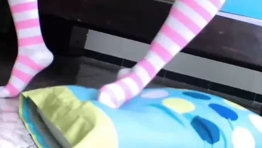 Sıcak okul kız parmaklı ona sıkı ıslak kedi tarafından ona en iyi arkadaşı ve izin tanıtmak onu parmak derin için bir orgazm