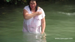 Kadınların ıslanıp suda sırılsıklam olmasını izlemek 1