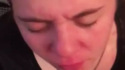 Emily içecekler işemek itibaren horoz