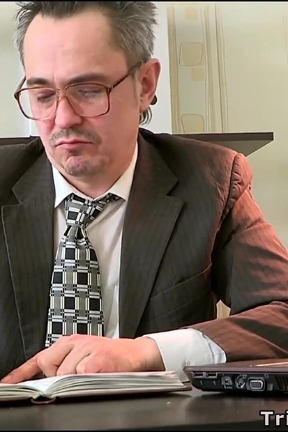 Учительница делает минет и трахает киску сексуальной молодой студентки