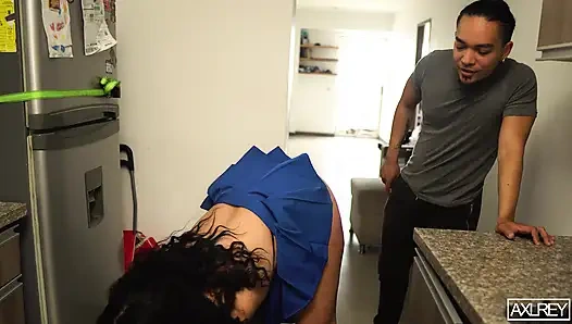 Temizlik için bir hizmetçi tutuyorum ama onu gerçekten iyi sikmem için beni baştan çıkarıyor