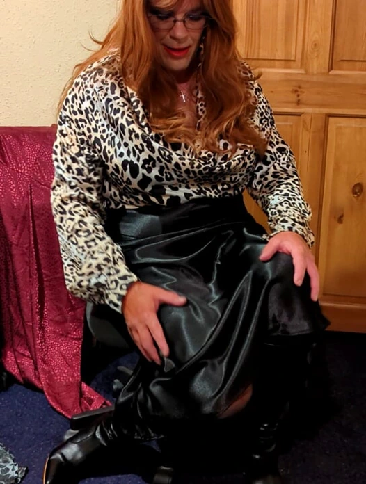 Saten etek ve leopar baskısı