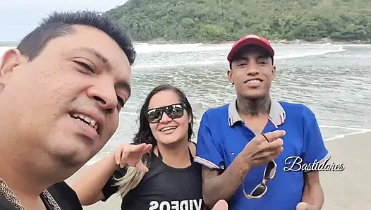 Ünlü oyuncak aktör beni ahşap kulübeye götürdü ve ahşabı ağzıma boşaltıyor