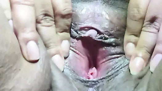 Klitorisini ovuyor ve parmaklıyorum.